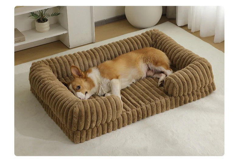 Cane Corgi si rilassa sul letto ortopedico memory foam per cani Soul & Tail - colore kaki, ambiente domestico